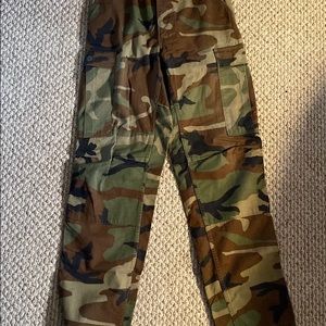 Camo pants with cargo pockets.